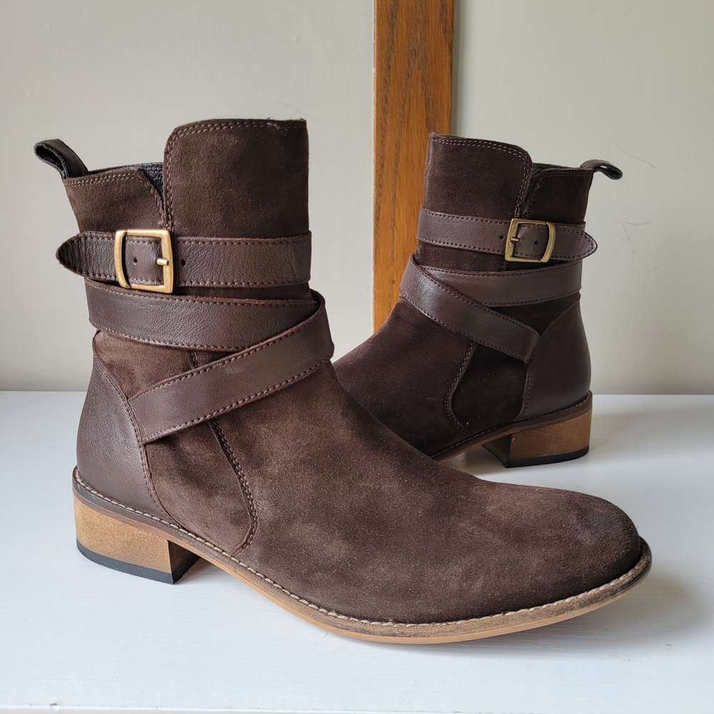 Earth Chocolate Brown Suede Ankle Boots with Buckle Size 9.5